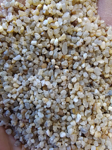 Кварцевый песок для водоподготовки фр. 1,6-3 мм.  купить в Москве фото Камень Клуб