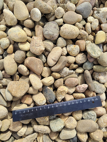 Kamenclub.ru: Галька речная окат рыжая фр. 20-40 мм. купить  в Москве галька речная окатанная рыжая желтая серая округлая речная галька 5000 руб/т   фото КАМЕНЬ КЛУБ