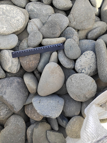 Kamenclub.ru: Галька речная плоская (ассорти) фр. 70-150 мм. купить  в Москве галька галечник серый белый темно-серый синий светло-серый плоская природная галька  9000 руб/т   фото КАМЕНЬ КЛУБ
