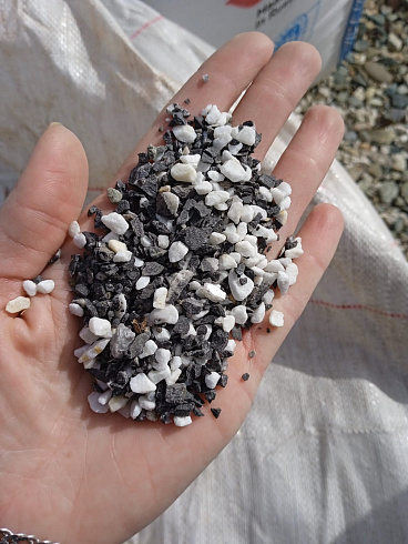 Kamenclub.ru: Мраморная крошка (щебень галтованный микс:белый-черный-розовый-медовый) фр.5-10 мм.  купить в Москве мрамор белый, медовый, черный, розовый мраморный галтованный щебень декоративный ландшафтный 15500 руб/т   фото КАМЕНЬ КЛУБ