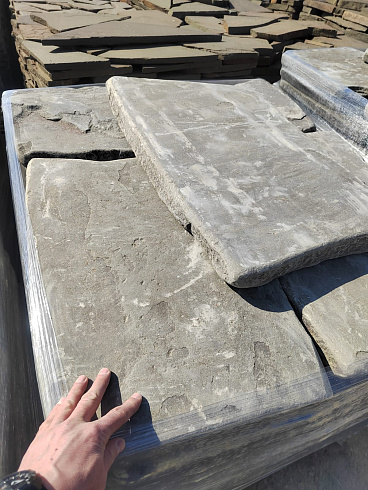 Kamenclub.ru: Песчаник пластушка галтованная светло-серая (3,0 см)  купить в Москве песчаник светло-серый, серый ландшафтный камень рваный колотый 21000 руб/м3   фото КАМЕНЬ КЛУБ