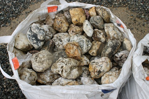 Kamenclub.ru: Кварцевый валунчик фр.100-300 мм.  купить в Москве кварц белый, бежевый молочный рыжий крупный природный камень галечник 7850 руб/т   фото КАМЕНЬ КЛУБ