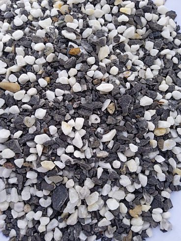 Kamenclub.ru: Мраморная крошка (щебень галтованный микс:белый-черный-розовый-медовый) фр.5-10 мм.  купить в Москве мрамор белый, медовый, черный, розовый мраморный галтованный щебень декоративный ландшафтный 15500 руб/т   фото КАМЕНЬ КЛУБ