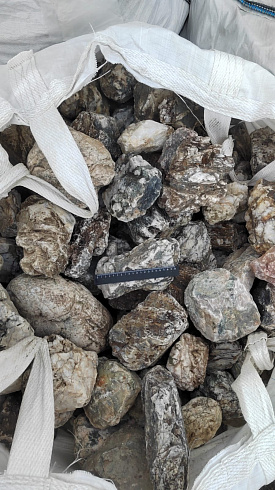 Kamenclub.ru: Кварцевый валунчик фр.100-300 мм.  купить в Москве кварц белый, бежевый молочный рыжий крупный природный камень галечник 7850 руб/т   фото КАМЕНЬ КЛУБ