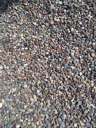 Kamenclub.ru: Галька речная окат цветная фр.5-10 мм. купить  в Москве галька речная белый, серый, красноватый, синий, темно-серый речная окатанная галька декоративная 6800 руб/т   фото КАМЕНЬ КЛУБ