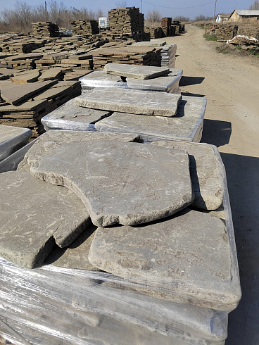 Kamenclub.ru: Песчаник пластушка галтованная светло-серая (3,0 см)  купить в Москве песчаник светло-серый, серый ландшафтный камень рваный колотый 21000 руб/м3   фото КАМЕНЬ КЛУБ