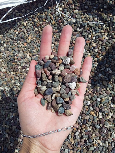 Kamenclub.ru: Галька речная окат цветная фр.5-10 мм. купить  в Москве галька речная белый, серый, красноватый, синий, темно-серый речная окатанная галька декоративная 6800 руб/т   фото КАМЕНЬ КЛУБ