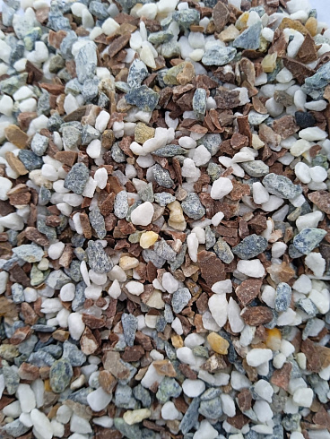 Kamenclub.ru: Мраморная крошка (щебень галтованный микс:белый-черный-розовый-медовый) фр.5-10 мм.  купить в Москве мрамор белый, медовый, черный, розовый мраморный галтованный щебень декоративный ландшафтный 15500 руб/т   фото КАМЕНЬ КЛУБ