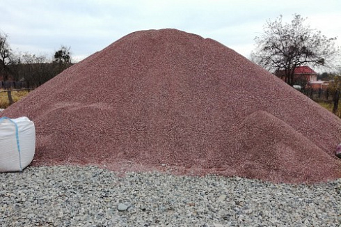 Kamenclub.ru: Мраморная крошка (щебень крошка розовый) фр. 5-10 мм.  купить в Москве мрамор розовый, красный щебень колотый ландшафтный декоративный  11000 руб/т   фото КАМЕНЬ КЛУБ