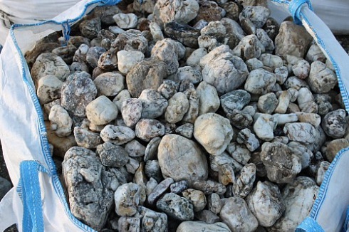 Kamenclub.ru: Кварцевый валунчик фр.100-300 мм.  купить в Москве кварц белый, бежевый молочный рыжий крупный природный камень галечник 7850 руб/т   фото КАМЕНЬ КЛУБ