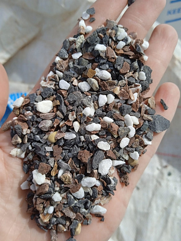 Kamenclub.ru: Мраморная крошка (щебень галтованный микс:белый-черный-розовый-медовый) фр.5-10 мм.  купить в Москве мрамор белый, медовый, черный, розовый мраморный галтованный щебень декоративный ландшафтный 15500 руб/т   фото КАМЕНЬ КЛУБ