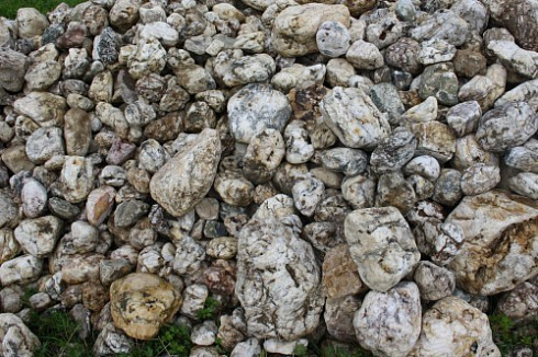 Kamenclub.ru: Кварцевый валунчик фр.100-300 мм.  купить в Москве кварц белый, бежевый молочный рыжий крупный природный камень галечник 7850 руб/т   фото КАМЕНЬ КЛУБ