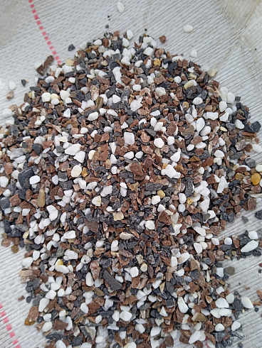 Kamenclub.ru: Мраморная крошка (щебень галтованный микс:белый-черный-розовый-медовый) фр.5-10 мм.  купить в Москве мрамор белый, медовый, черный, розовый мраморный галтованный щебень декоративный ландшафтный 15500 руб/т   фото КАМЕНЬ КЛУБ