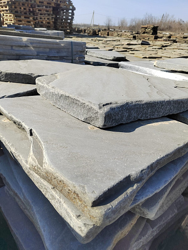 Kamenclub.ru: Песчаник пластушка галтованная светло-серая (3,0 см)  купить в Москве песчаник светло-серый, серый ландшафтный камень рваный колотый 21000 руб/м3   фото КАМЕНЬ КЛУБ