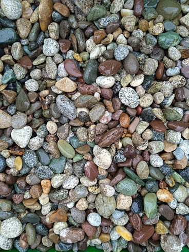 Kamenclub.ru: Галька речная окат цветная фр.5-10 мм. купить  в Москве галька речная белый, серый, красноватый, синий, темно-серый речная окатанная галька декоративная 6800 руб/т   фото КАМЕНЬ КЛУБ