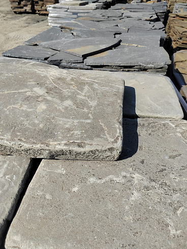 Kamenclub.ru: Песчаник пластушка галтованная светло-серая (3,0 см)  купить в Москве песчаник светло-серый, серый ландшафтный камень рваный колотый 21000 руб/м3   фото КАМЕНЬ КЛУБ