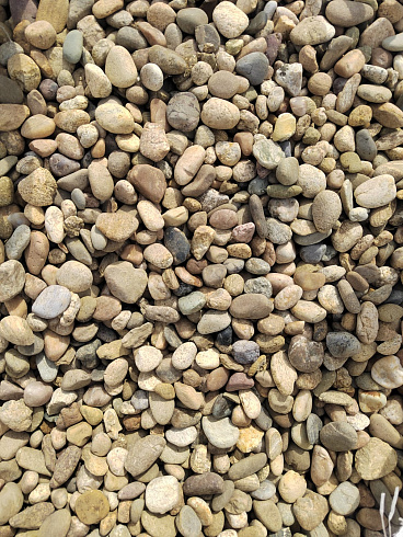 Kamenclub.ru: Галька речная окат рыжая фр. 20-40 мм. купить  в Москве галька речная окатанная рыжая желтая серая округлая речная галька 5000 руб/т   фото КАМЕНЬ КЛУБ