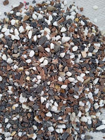 Kamenclub.ru: Мраморная крошка (щебень галтованный микс:белый-черный-розовый-медовый) фр.5-10 мм.  купить в Москве мрамор белый, медовый, черный, розовый мраморный галтованный щебень декоративный ландшафтный 15500 руб/т   фото КАМЕНЬ КЛУБ