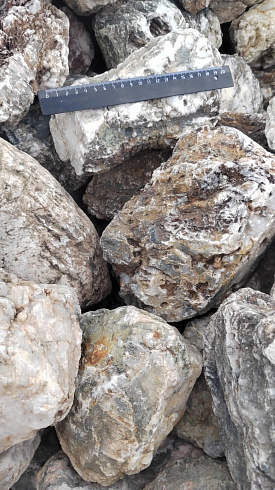 Kamenclub.ru: Кварцевый валунчик фр.100-300 мм.  купить в Москве кварц белый, бежевый молочный рыжий крупный природный камень галечник 7850 руб/т   фото КАМЕНЬ КЛУБ