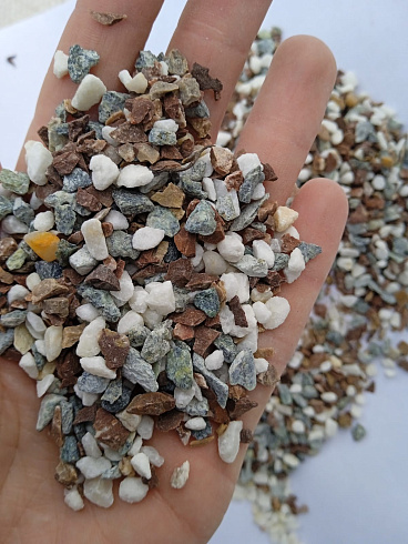 Kamenclub.ru: Мраморная крошка (щебень галтованный микс:белый-черный-розовый-медовый) фр.5-10 мм.  купить в Москве мрамор белый, медовый, черный, розовый мраморный галтованный щебень декоративный ландшафтный 15500 руб/т   фото КАМЕНЬ КЛУБ