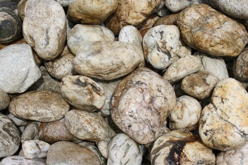 Kamenclub.ru: Кварцевый валунчик фр.100-300 мм.  купить в Москве кварц белый, бежевый молочный рыжий крупный природный камень галечник 7850 руб/т   фото КАМЕНЬ КЛУБ