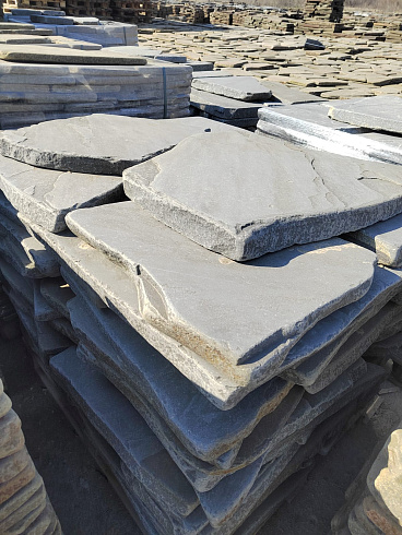 Kamenclub.ru: Песчаник пластушка галтованная светло-серая (3,0 см)  купить в Москве песчаник светло-серый, серый ландшафтный камень рваный колотый 21000 руб/м3   фото КАМЕНЬ КЛУБ