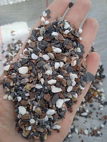 Kamenclub.ru: Мраморная крошка (щебень галтованный микс:белый-черный-розовый-медовый) фр.5-10 мм.  купить в Москве мрамор белый, медовый, черный, розовый мраморный галтованный щебень декоративный ландшафтный 15500 руб/т   фото КАМЕНЬ КЛУБ