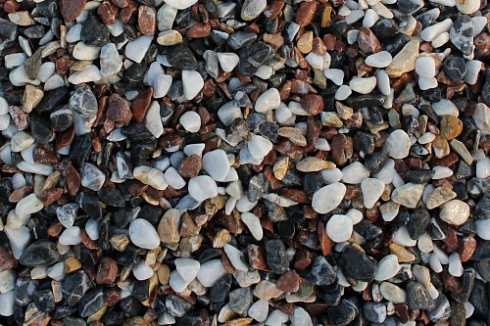 Kamenclub.ru: Мраморная крошка (щебень галтованный микс:белый-черный-розовый-медовый) фр.5-10 мм.  купить в Москве мрамор белый, медовый, черный, розовый мраморный галтованный щебень декоративный ландшафтный 15500 руб/т   фото КАМЕНЬ КЛУБ