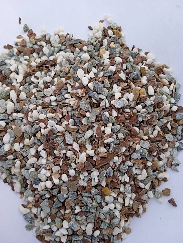 Kamenclub.ru: Мраморная крошка (щебень галтованный микс:белый-черный-розовый-медовый) фр.5-10 мм.  купить в Москве мрамор белый, медовый, черный, розовый мраморный галтованный щебень декоративный ландшафтный 15500 руб/т   фото КАМЕНЬ КЛУБ