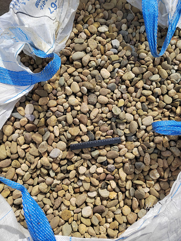 Kamenclub.ru: Галька речная окат рыжая фр. 20-40 мм. купить  в Москве галька речная окатанная рыжая желтая серая округлая речная галька 5000 руб/т   фото КАМЕНЬ КЛУБ