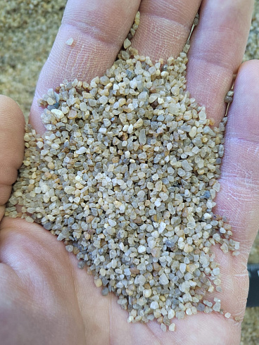 Кварцевый песок для водоподготовки фр. 1,6-3 мм.  купить в Москве фото Камень Клуб