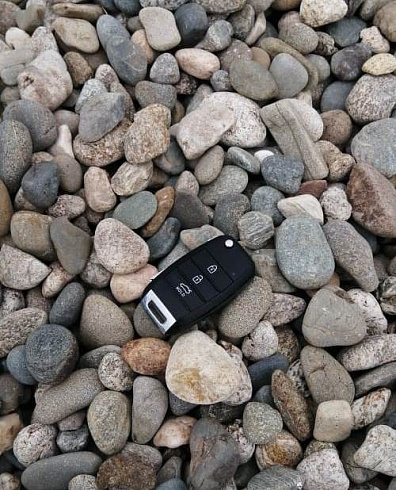 Kamenclub.ru: Галька горная речная окат (цветная) фр. 20-40 мм. купить  в Москве галька речная серый синий бежевый белый окатанная речная галька ландшафтная 6800 руб/т   фото КАМЕНЬ КЛУБ