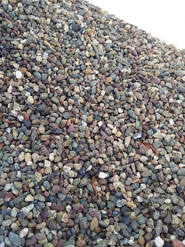 Kamenclub.ru: Галька речная окат цветная фр.5-10 мм. купить  в Москве галька речная белый, серый, красноватый, синий, темно-серый речная окатанная галька декоративная 6800 руб/т   фото КАМЕНЬ КЛУБ