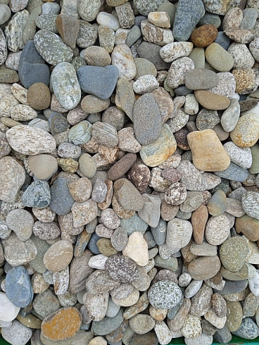 Kamenclub.ru: Галька горная речная окат (цветная) фр. 20-40 мм. купить  в Москве галька речная серый синий бежевый белый окатанная речная галька ландшафтная 6800 руб/т   фото КАМЕНЬ КЛУБ