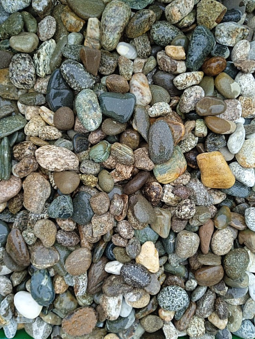 Kamenclub.ru: Галька горная речная окат (цветная) фр. 20-40 мм. купить  в Москве галька речная серый синий бежевый белый окатанная речная галька ландшафтная 6800 руб/т   фото КАМЕНЬ КЛУБ