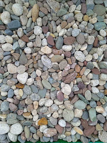 Kamenclub.ru: Галька горная речная окат (цветная) фр. 20-40 мм. купить  в Москве галька речная серый синий бежевый белый окатанная речная галька ландшафтная 6800 руб/т   фото КАМЕНЬ КЛУБ