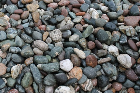 Kamenclub.ru: Галька горная речная окат (цветная) фр. 20-40 мм. купить  в Москве галька речная серый синий бежевый белый окатанная речная галька ландшафтная 6800 руб/т   фото КАМЕНЬ КЛУБ