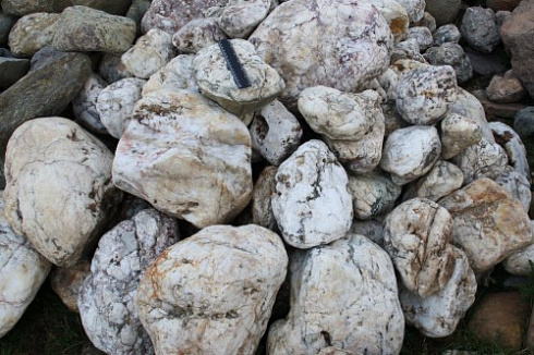 Kamenclub.ru: Кварцевый валунчик фр.100-300 мм.  купить в Москве кварц белый, бежевый молочный рыжий крупный природный камень галечник 7850 руб/т   фото КАМЕНЬ КЛУБ