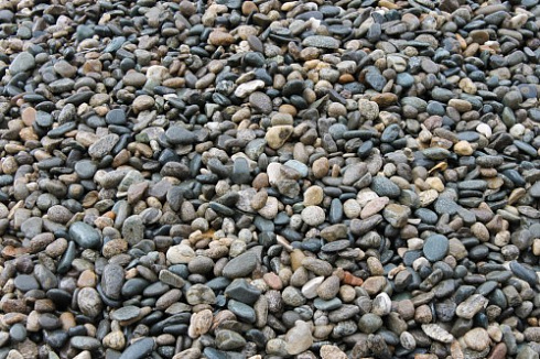 Kamenclub.ru: Галька горная речная окат (цветная) фр. 20-40 мм. купить  в Москве галька речная серый синий бежевый белый окатанная речная галька ландшафтная 6800 руб/т   фото КАМЕНЬ КЛУБ