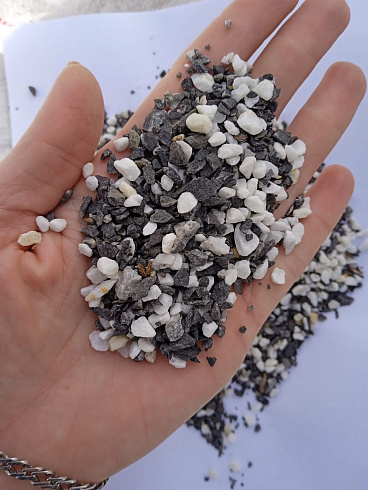 Kamenclub.ru: Мраморная крошка (щебень галтованный микс:белый-черный-розовый-медовый) фр.5-10 мм.  купить в Москве мрамор белый, медовый, черный, розовый мраморный галтованный щебень декоративный ландшафтный 15500 руб/т   фото КАМЕНЬ КЛУБ